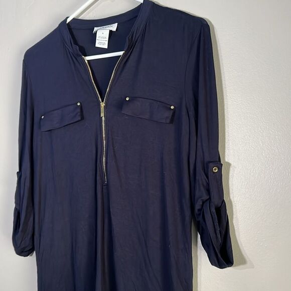 CARMEN MARC VALVO navy blue knit top. V-neck w/ zip - Picture 4 of 8